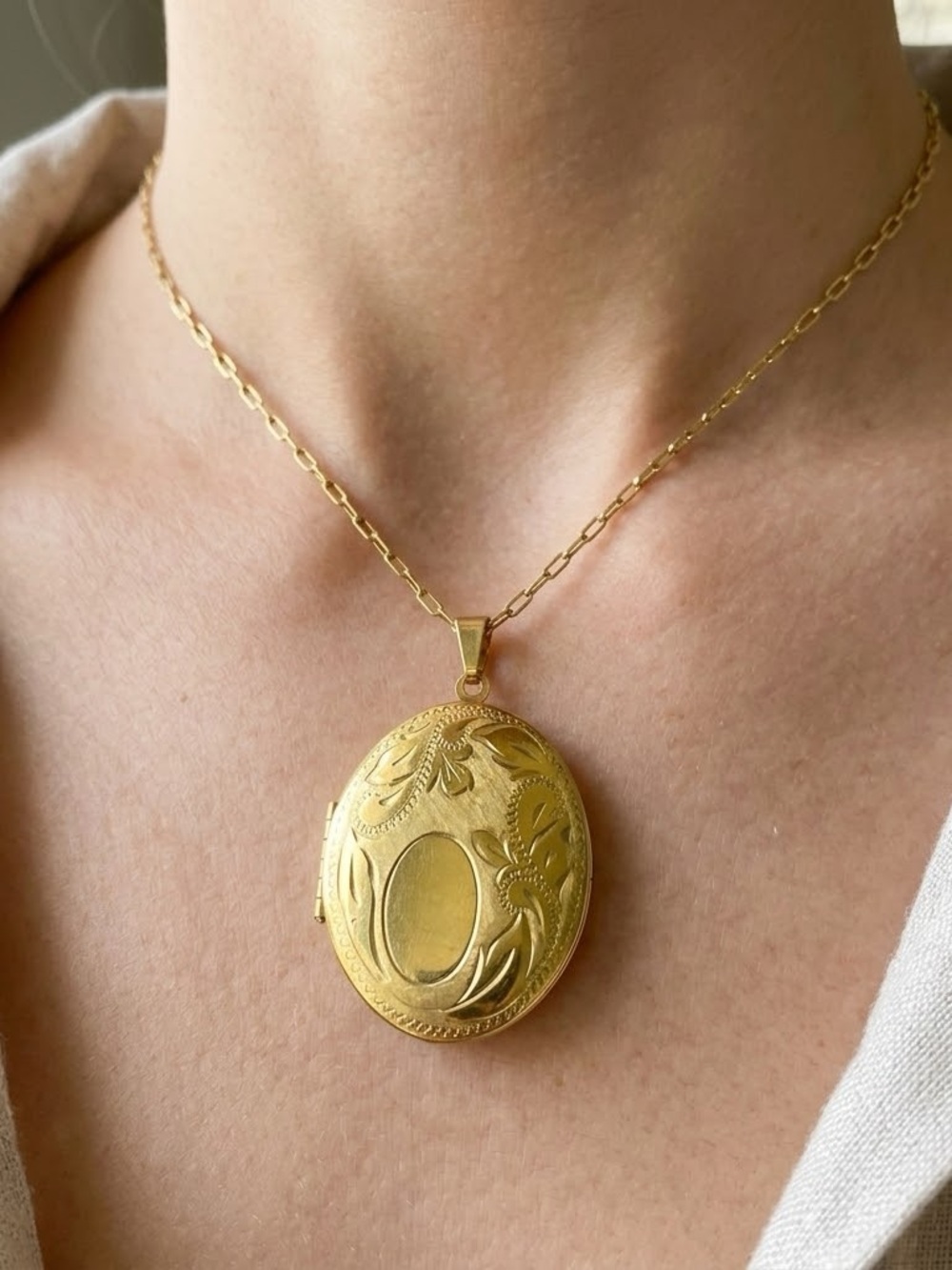 Vintage 1/20 12K Gold Filled Floral Engraved Oval Photo Locket Pendant Necklace